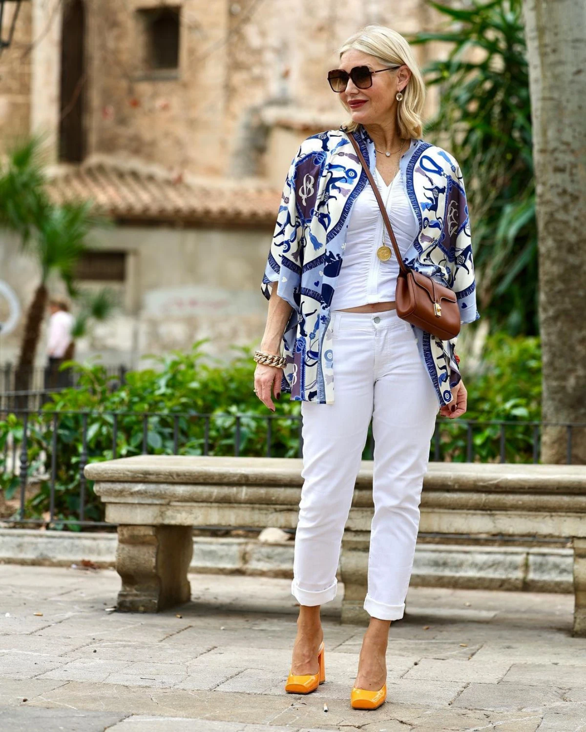 comment porter le kimono a 60 ans look jean blanc