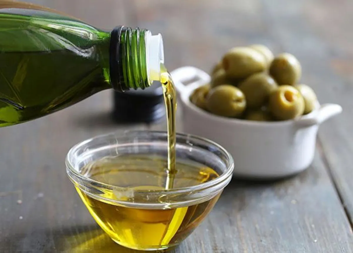 Детям можно оливковое масло. Оливковое масло нерафинированное. Оливковое масло холодного отжима. Оливковое масло первого отжима. Масло оливковое рафинированное.