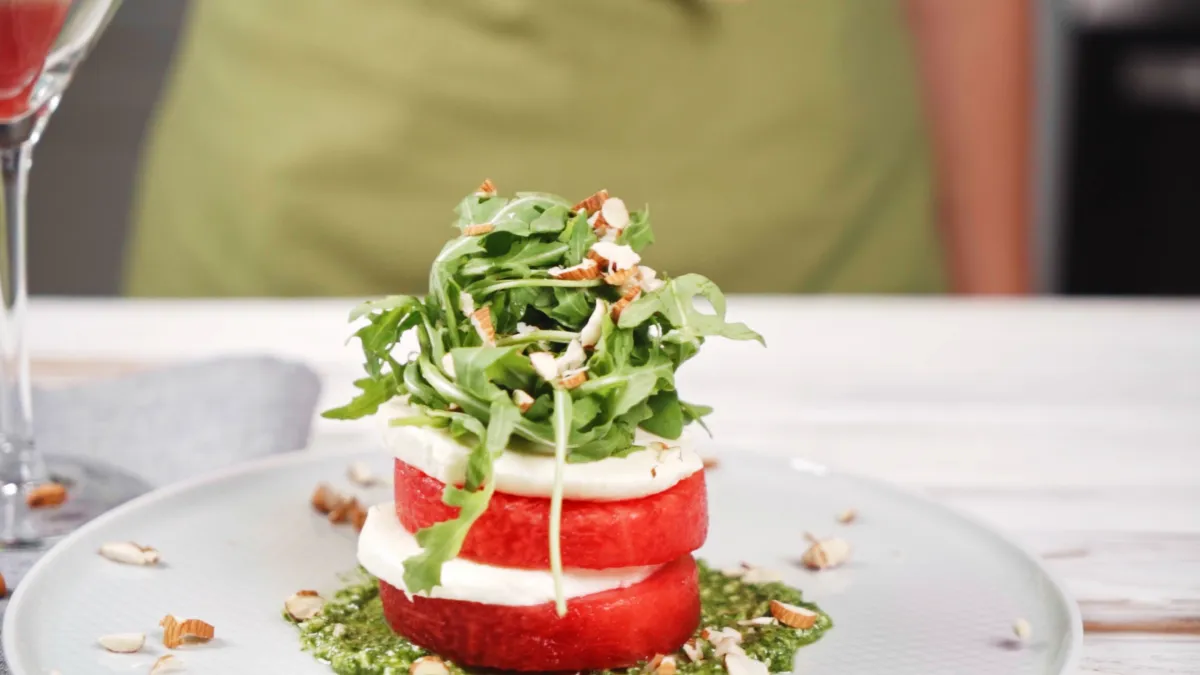 comment servir une salade originale caprese a la pasteque pesto maison
