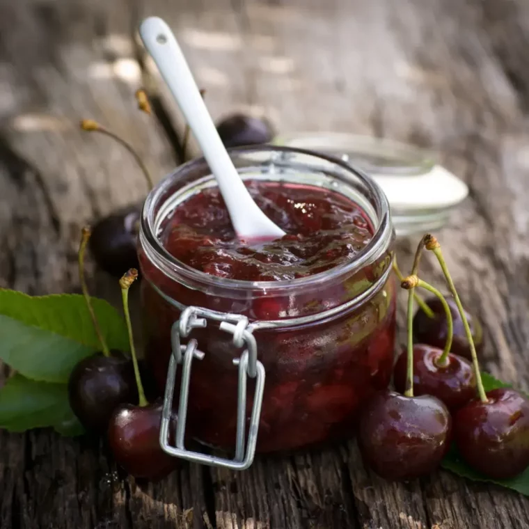 confiture de cerise dans un bocal en verre avec cuillere comment obtenir une texture non liquide confiture cerise