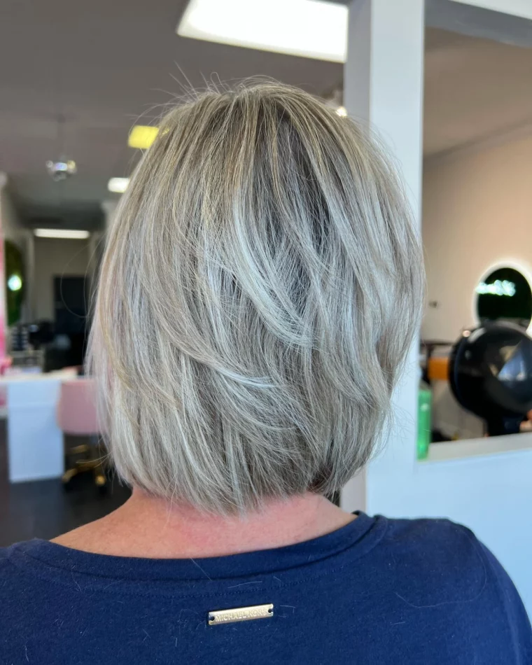 coupe bob cheveux fins 50 ans couleur gris blanc racines foncees