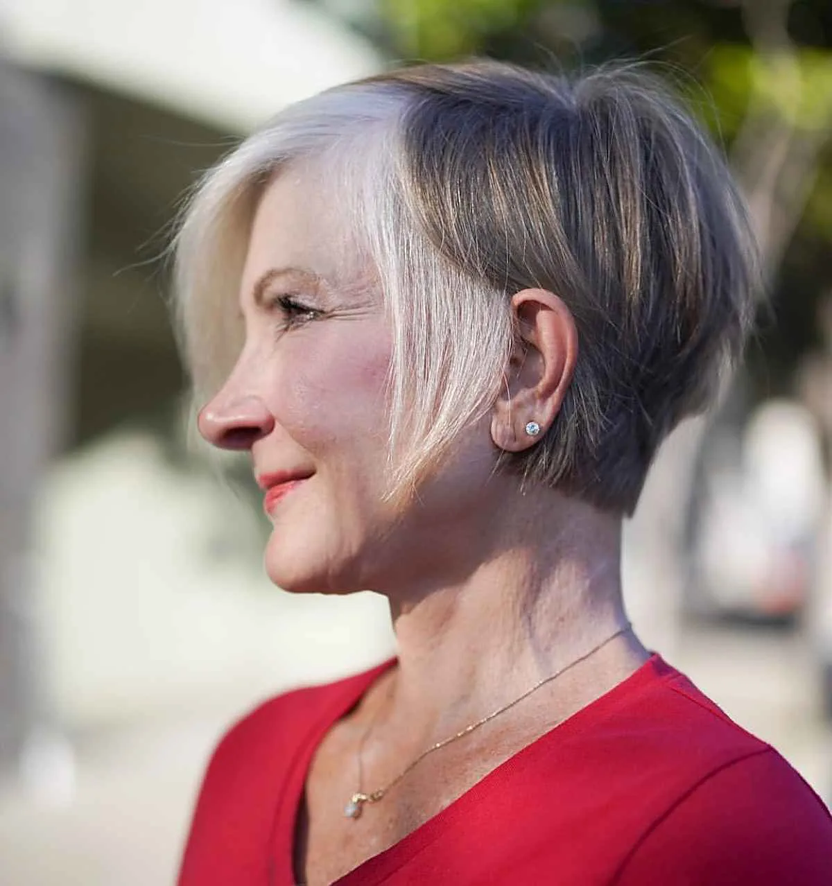 coupe de cheveux court femme 60 ans avec des mèches pixie mèches encadrant le visage