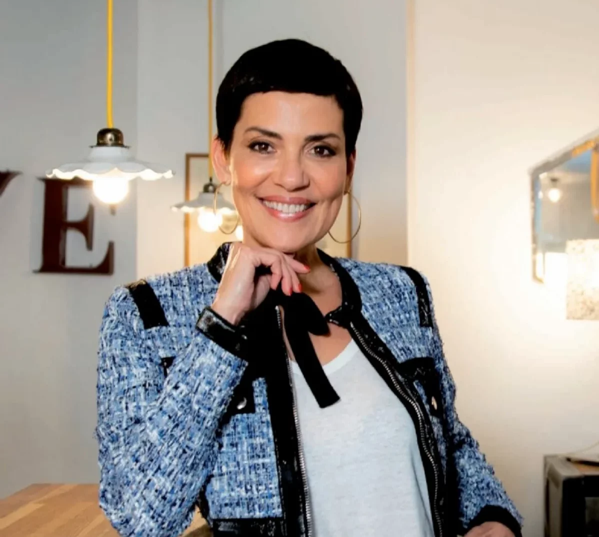cristina cordula coupe cheveux femme 60 ans pixie garçonne femme coloration chatain foncé