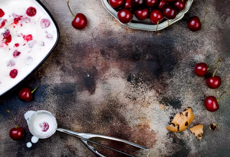 denoyauter des cerises avec beaucoup de traces du jus