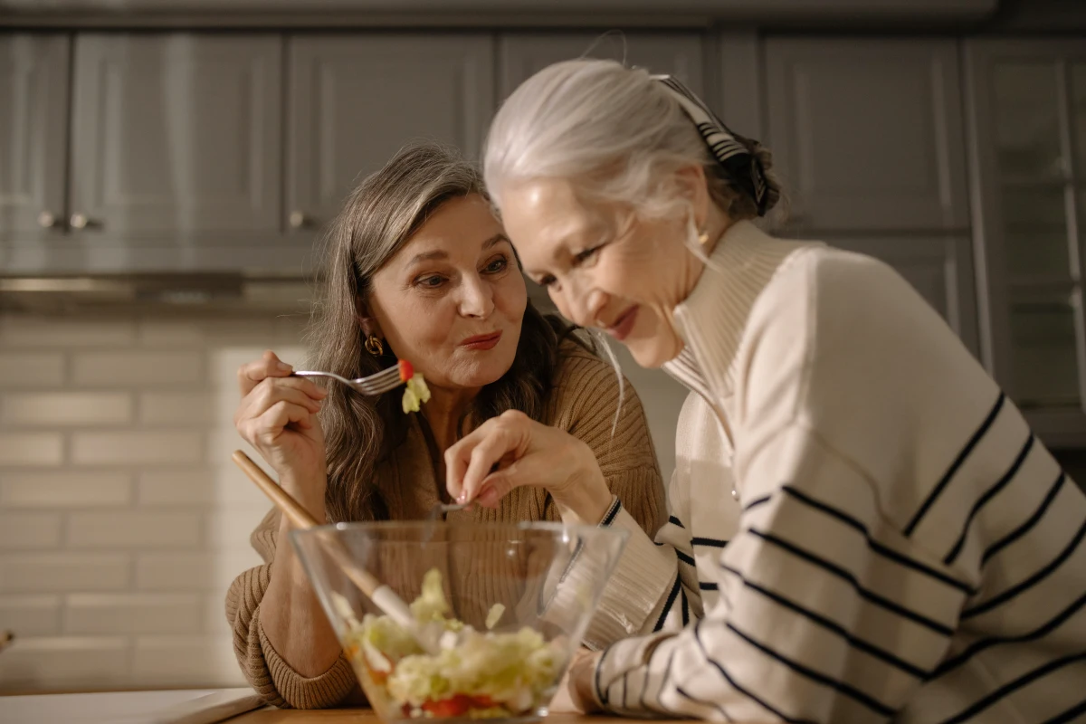 deux femmes qui mangent une salade ensemble