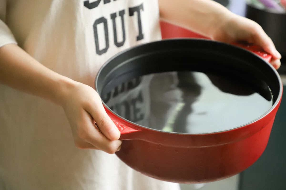eau bouillie pour arroser les framboises casserolle rouge