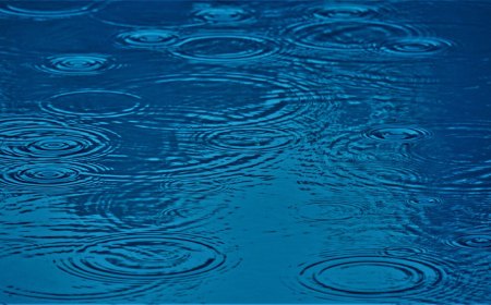 eau de pluie avec les oreoles formees par les gouttes couleur bleu profond