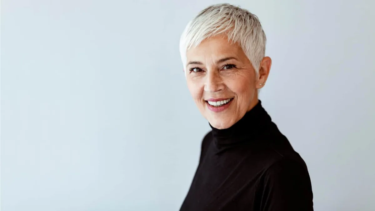 exemple coupe garçonne femme cheveux couleur blanche 60 ans
