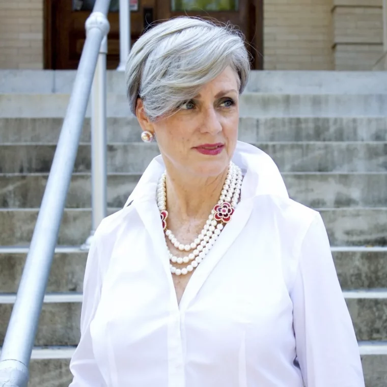 exeple de coupe de cheveux court femme 60 ans avec une raie sur le coté pixie avec volume