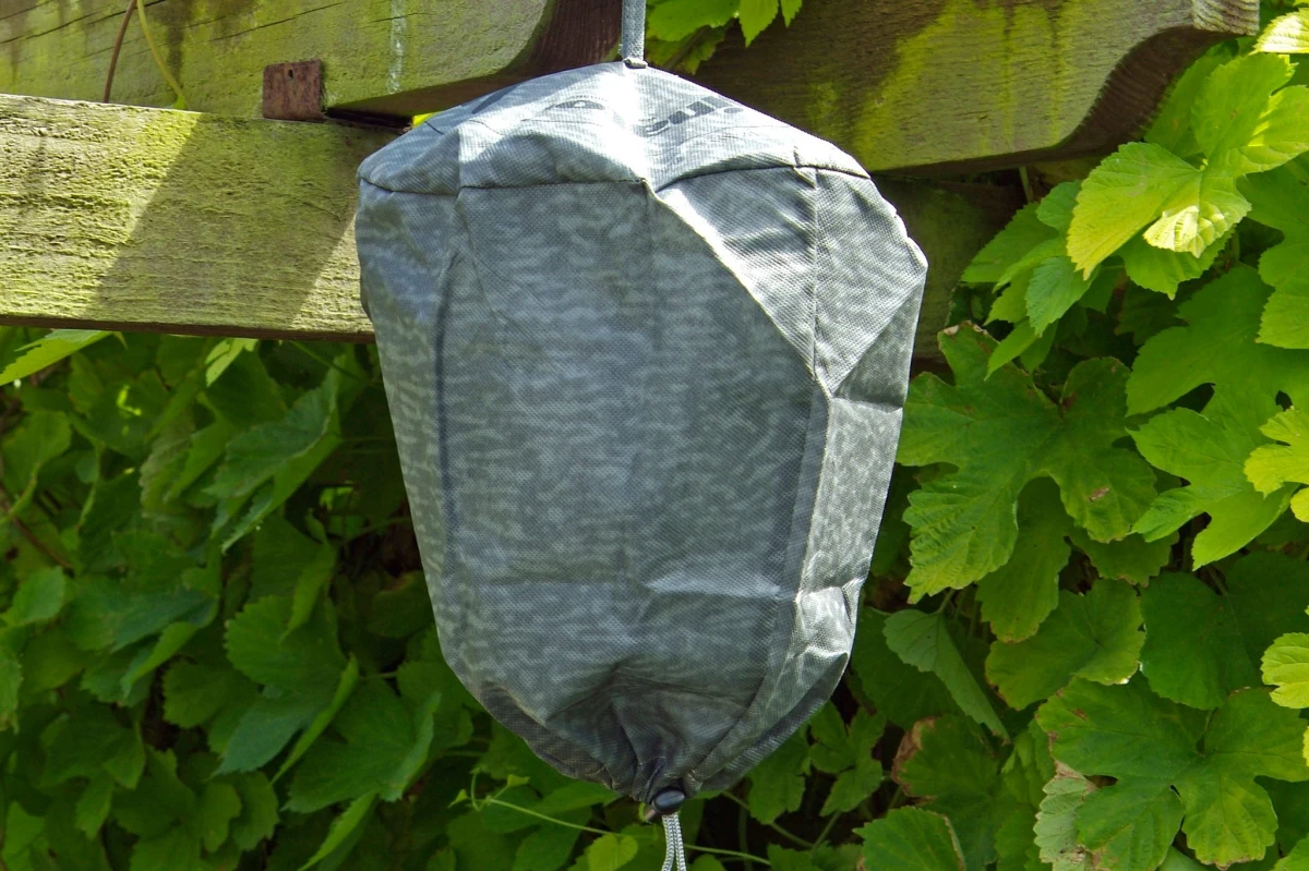 faux nid de guepes feuilles vertes de vigne protection contre les guepes