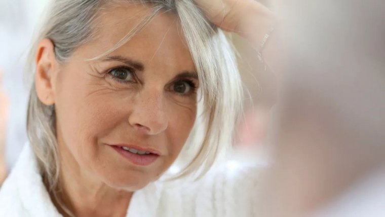 femme aux cheveux blancs au carre eviter les reflets roux sur cheveux blancs