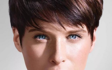 femme brune aux yeux bleus avec une coupe pixie comment adopter cette coiffure
