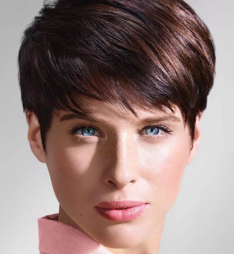 femme brune aux yeux bleus avec une coupe pixie comment adopter cette coiffure