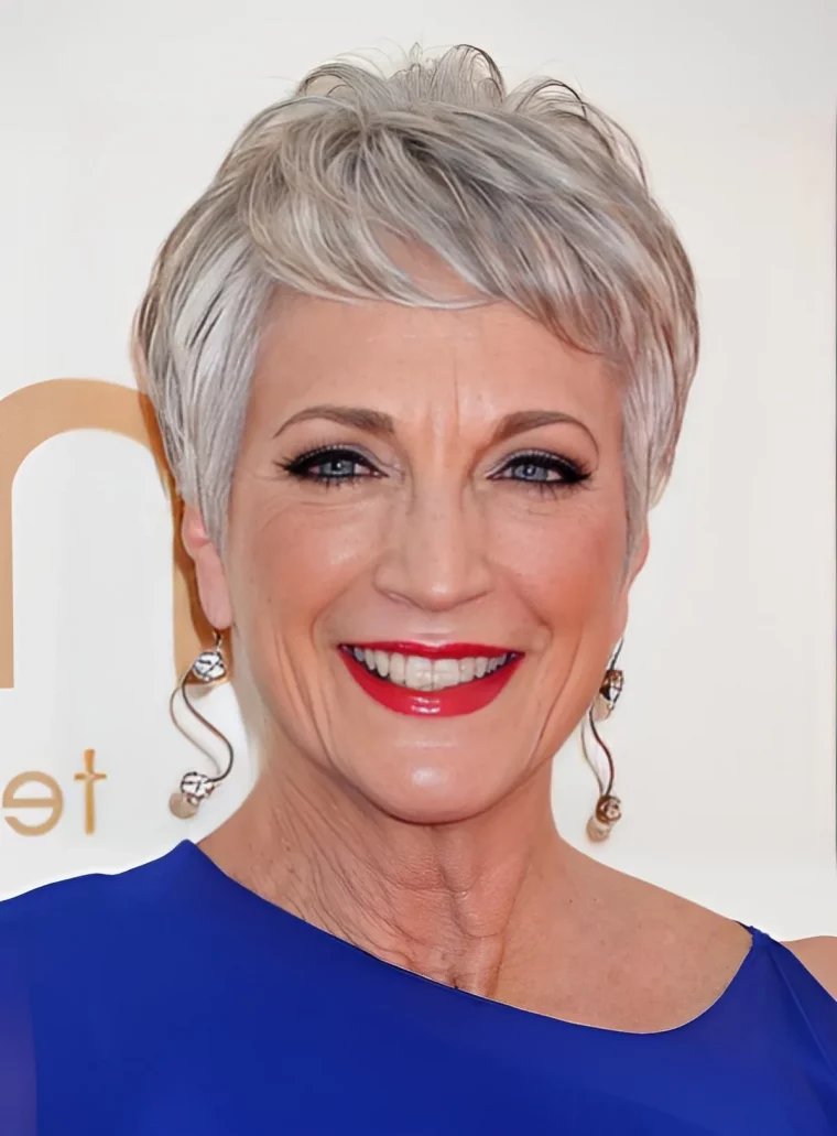 femme de 60 ans avec coupe courte et frange coupe pixie comment l'adopter