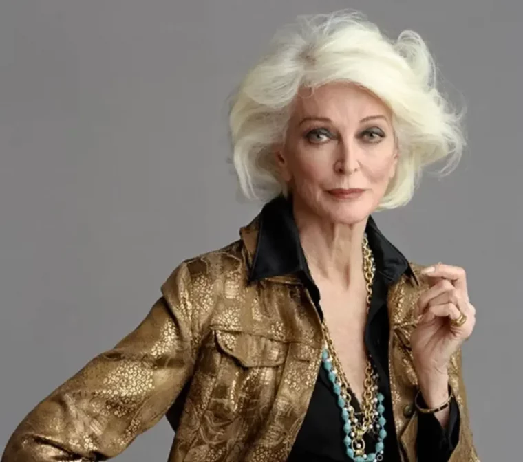 femme de 60 ans avec veste doré coiffure au carré cheveux blancs comment eviter leur jaunissement