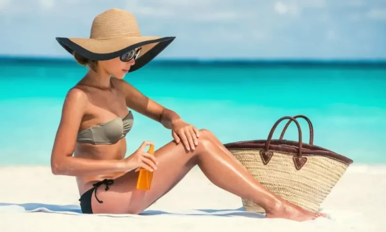 femme qui applique un produit de bronzage