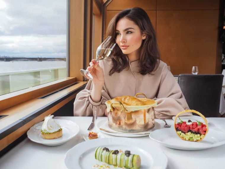 femme qui mange de la nourriture devant une fenetre