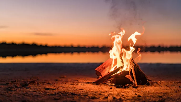 feu sur une plage que faire des peluches du seche linge