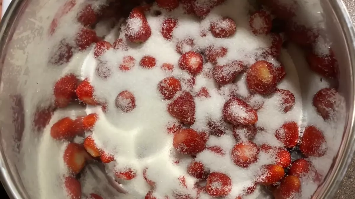fraises avec trop de sucre dans une casserole