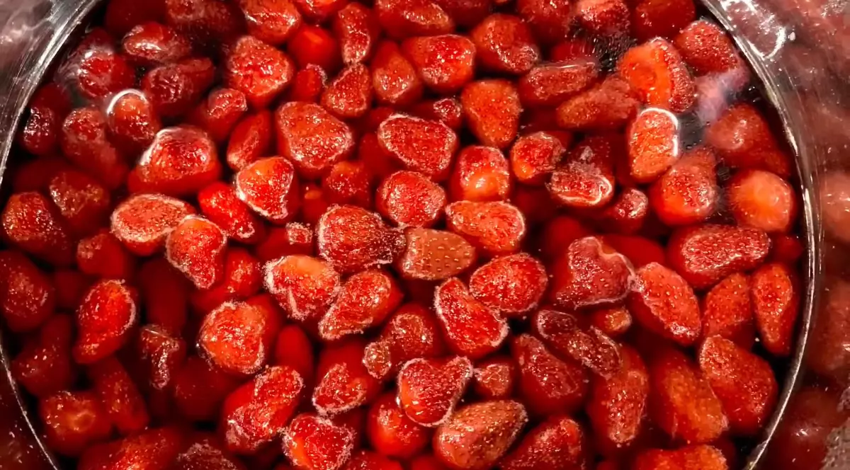 fraises cuit au feu doux qui rendent trop de jus