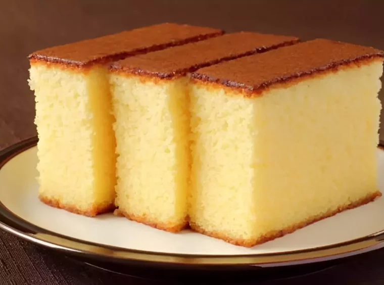 gateau au lait en trois tranches rectilignes dans une assiette plate