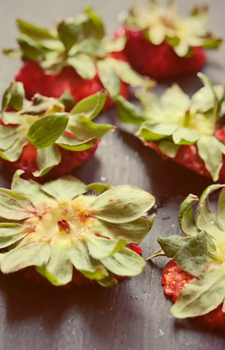 gros plan en perspective de six queues de fraises posees sur une surface en bois