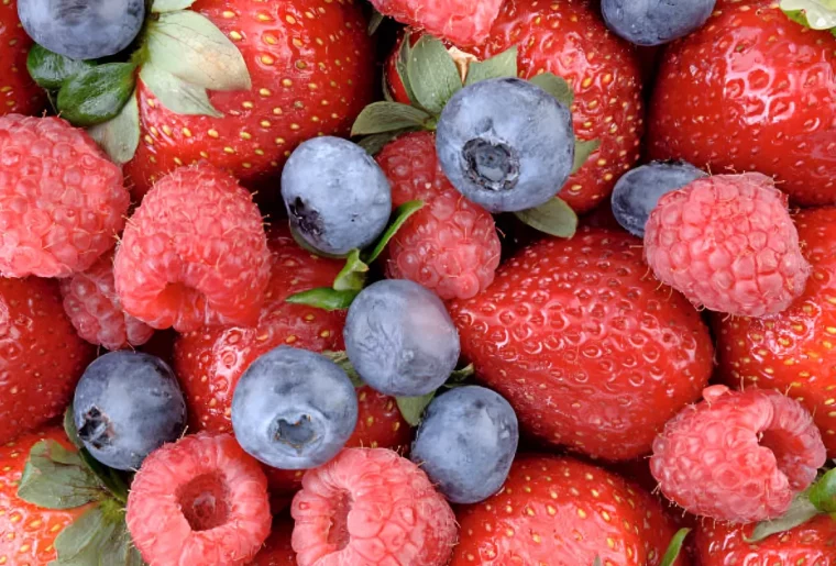 gros plan sur des fruits melanges de fraises framboises et myrtilles