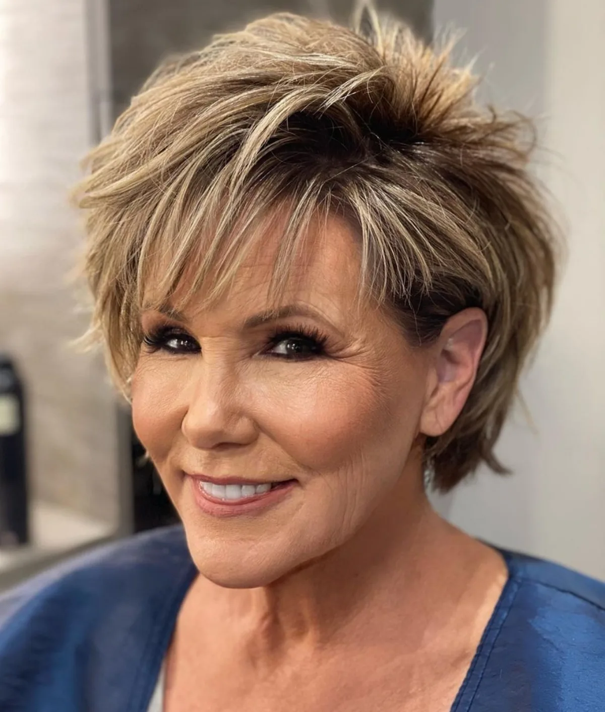 idée de coupe pixie carré bixie femme avec des mèches dégradés et décoiffés