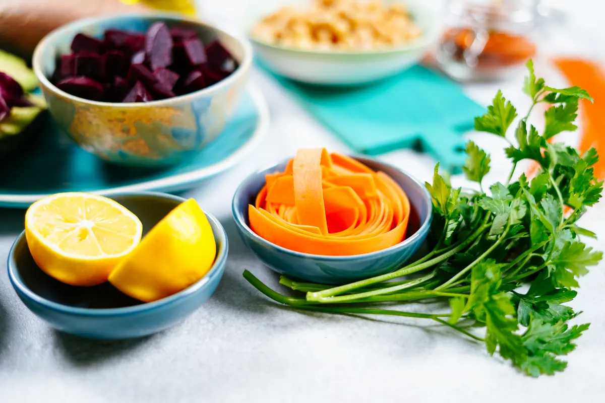 ingredients aliments legumes persil frais carotte moitie citron betterave