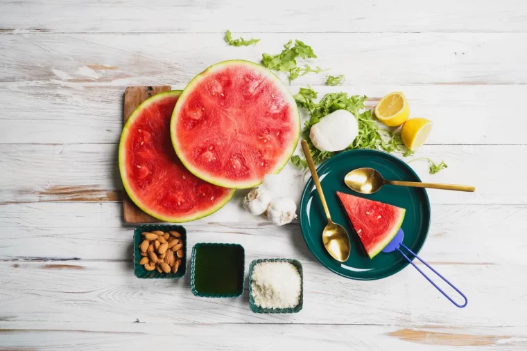 ingredients preparation salade pasteque amandes sel ail assiette ronde verte