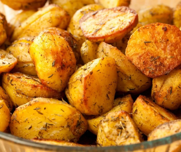 ingrédients épices pour faire des pommes de terre au four avec la peau