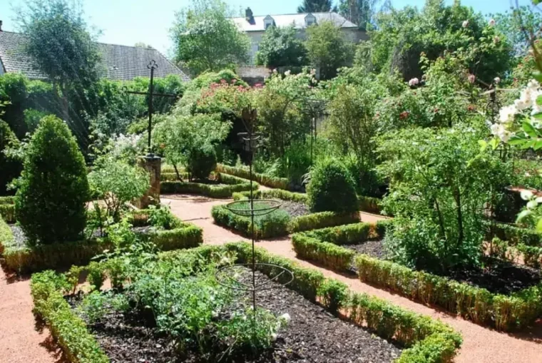 jardin avec plantes et potager bien disposé signe potager pas assez ou trop arrose