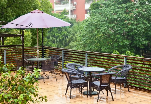 jardin meubles exterieur fer forge terrasse carrelage parasol