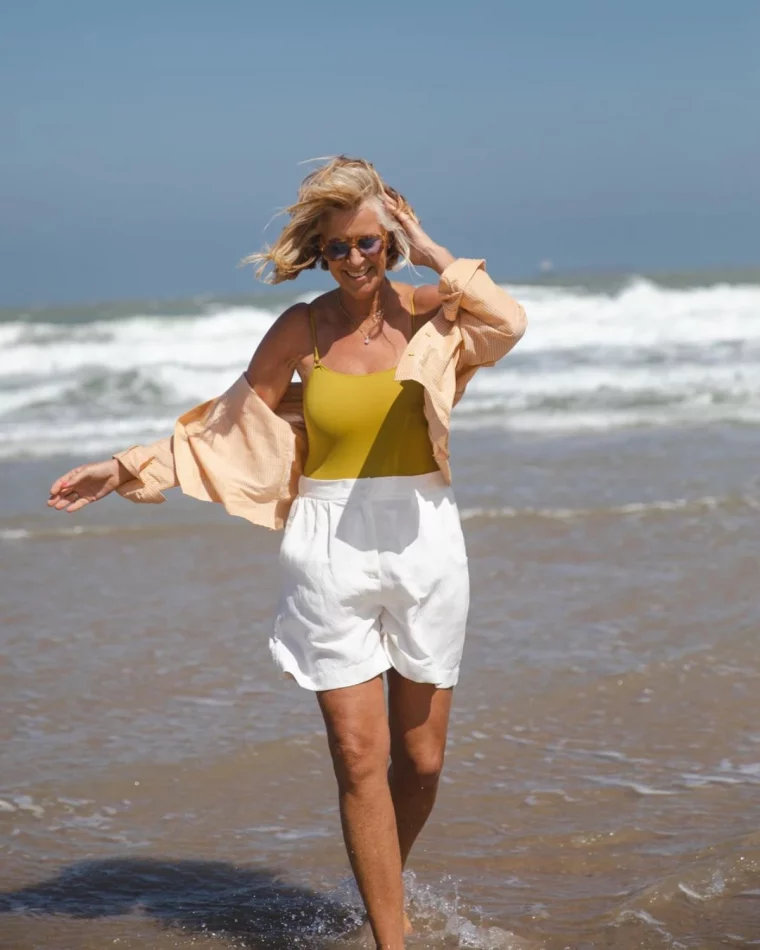 maillot short blanc et chemise oversize look plage femme 60 ans