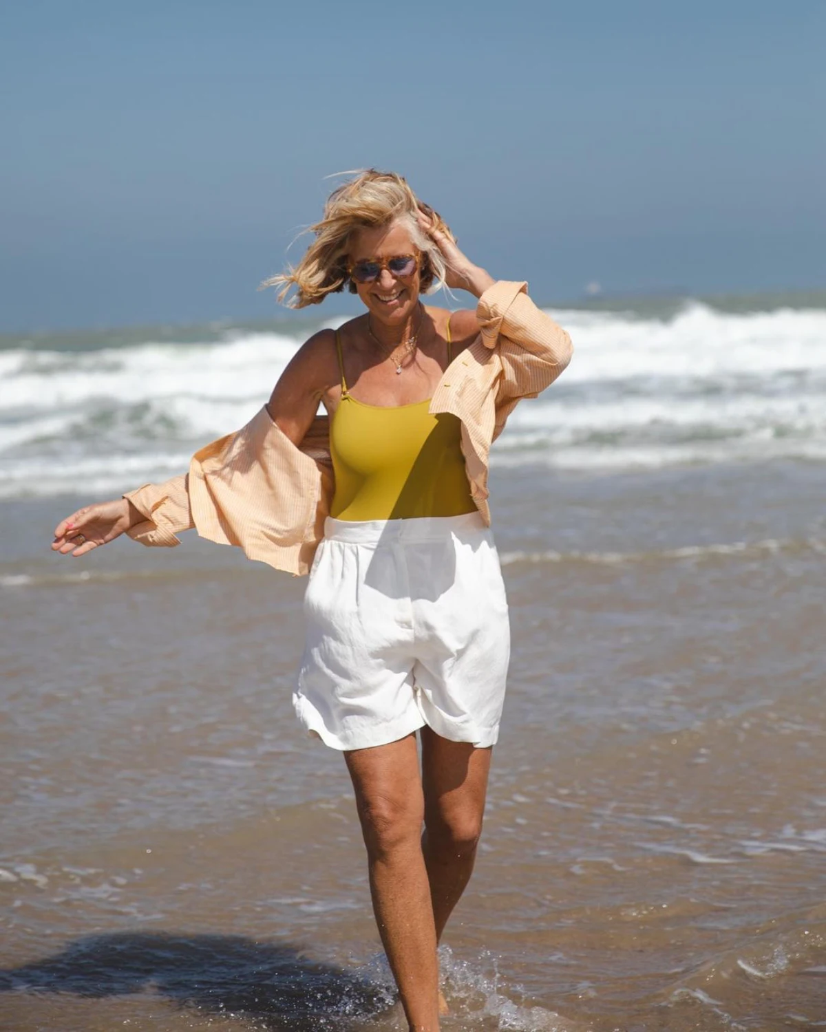 maillot short blanc et chemise oversize look plage femme 60 ans