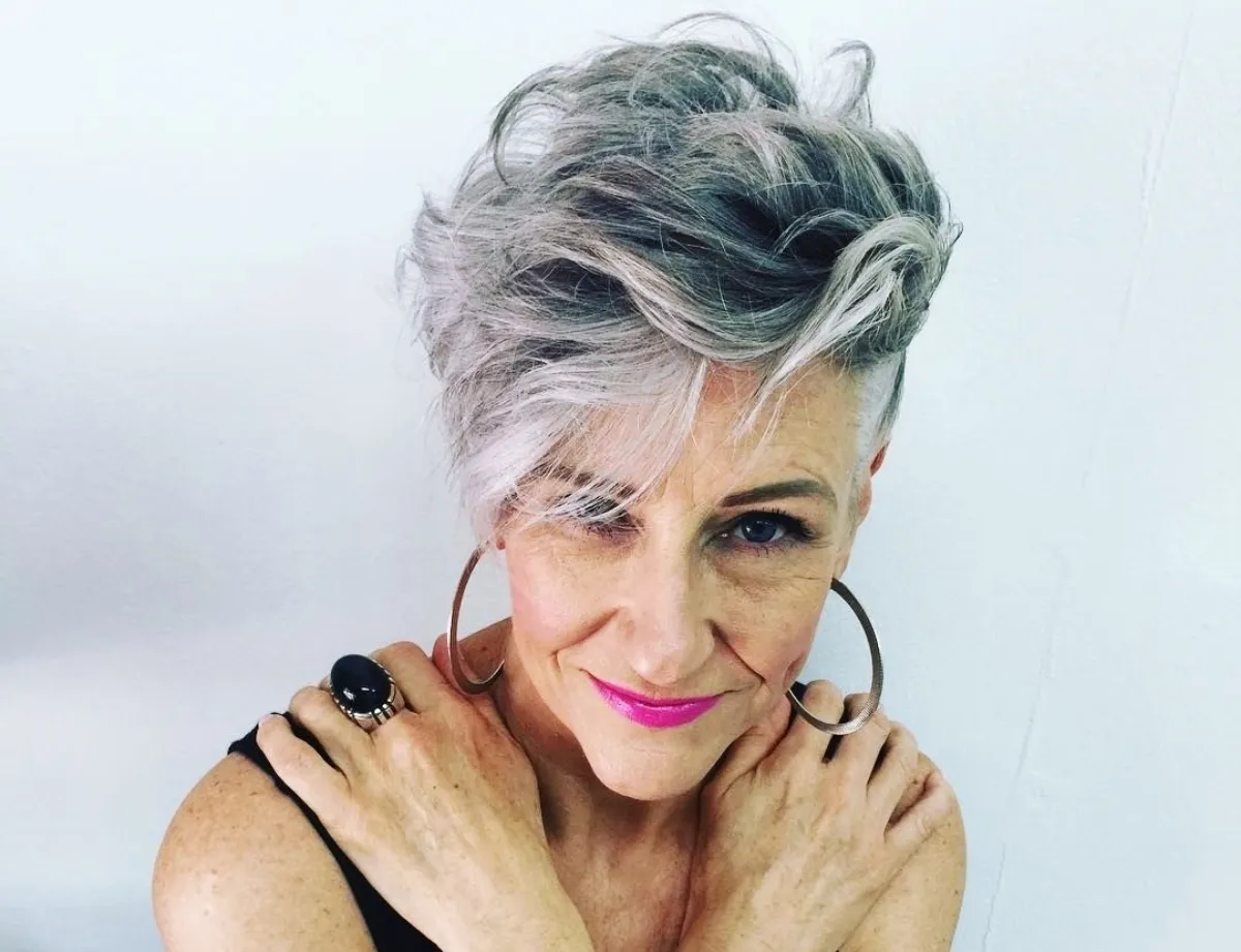 modele coiffure pour femme de 70 ans pixie messy coloration poivre et sel