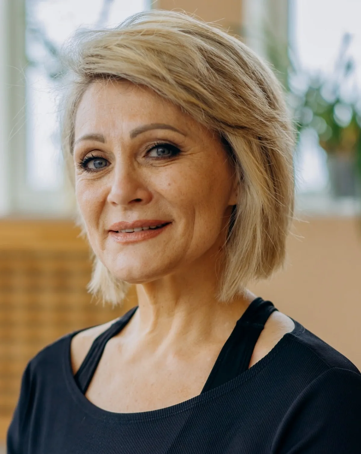 modele de coupe carré dégradé avec meche pour femme 60 ans avec volume