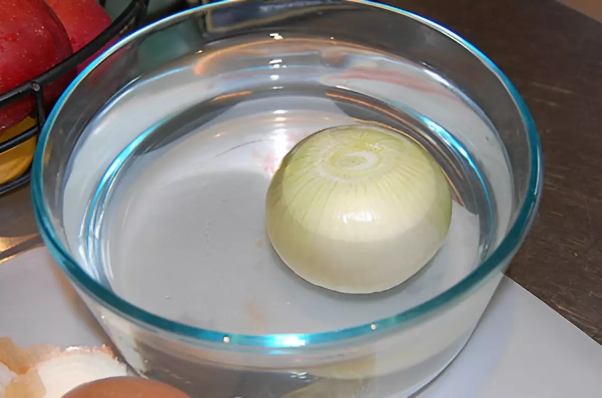 oignon blanc entier dans un bol d eau