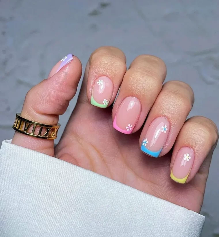 ongles à pints colorés idée couleur et nail art arc en ciel