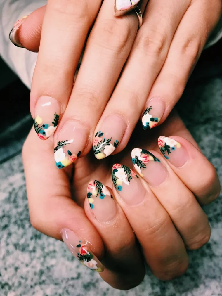 ongles fleuris nail art été 2023 petits motfis élégants de fleurs