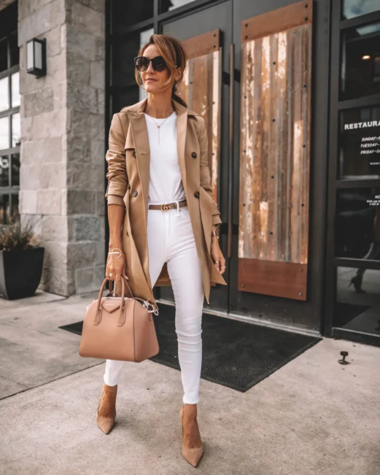 pantalon et top blancs trench coat escarpins et sac beiges