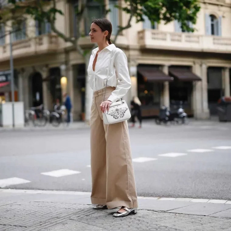 pantalon large beige chemisier en coton blanc sac a main blanc