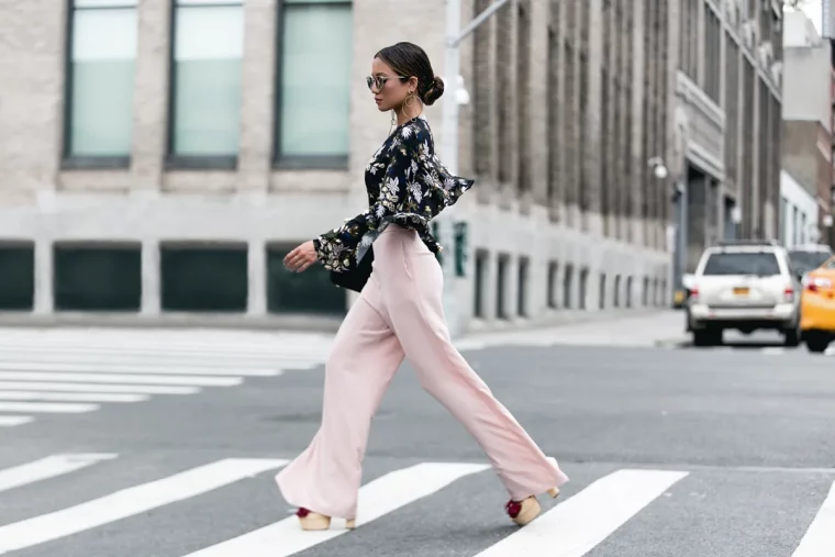 pantalon large rose pale et top a imprime floral