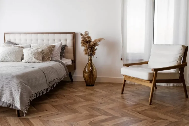 parquet bois deco chambre blanc et bois tete de lit boutonnee chaise