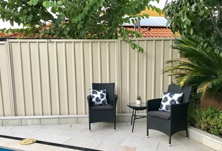 peinture couleur creme fauteuils de jardin arbres palmier carrelage terrasse