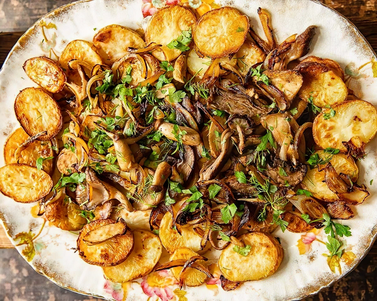 plat assiette rondelles de pomme de terre au four avec champignons