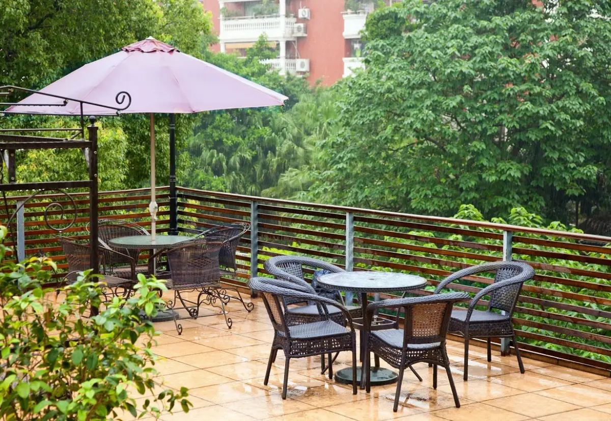 pluie jardin meubles exterieur fer forge terrasse carrelage parasol