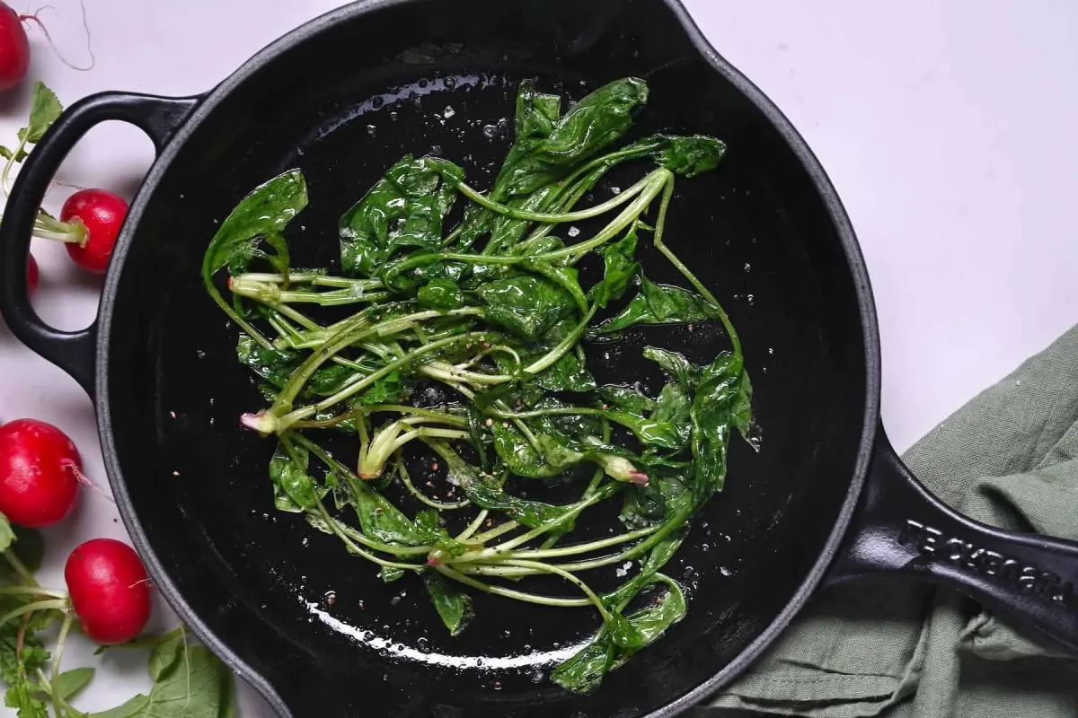 poele recette legumes feuilles sautees huile d olive serviette vert kaki