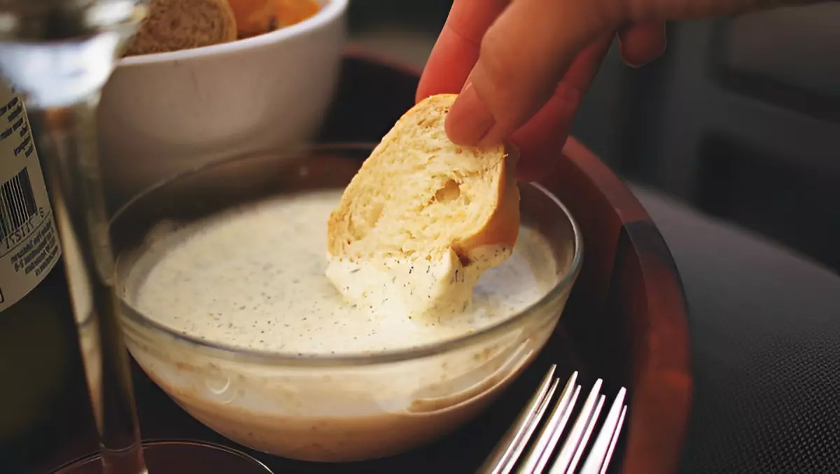 preparation pour pain perdu dans un bol et une petite tranche de pain trempe