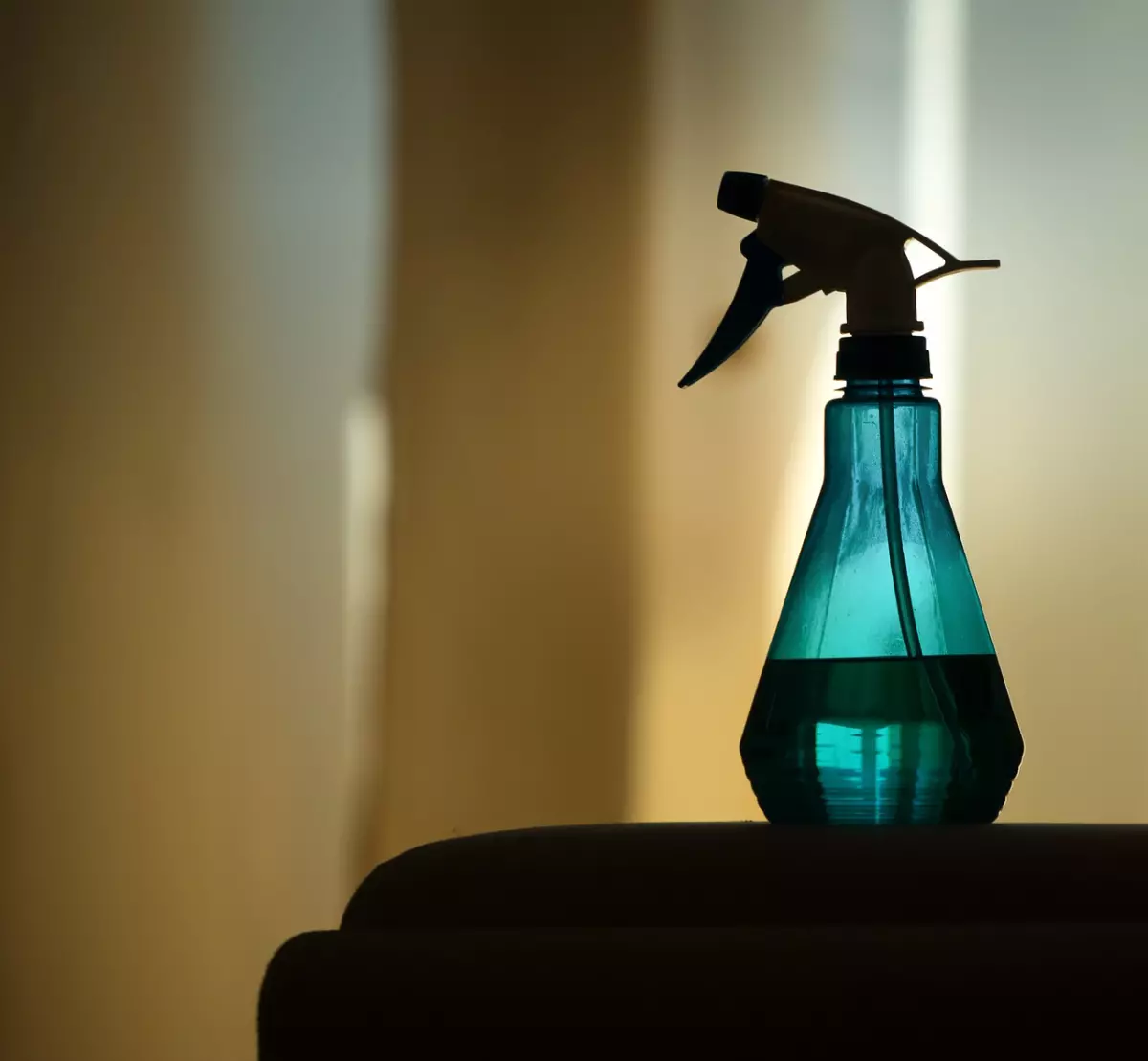 pulverisateur avec un liquide dans un espace sombre